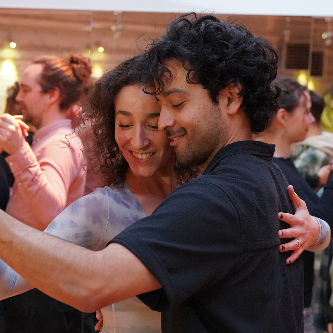 Junges Paar tanzt Tango im VidaMia